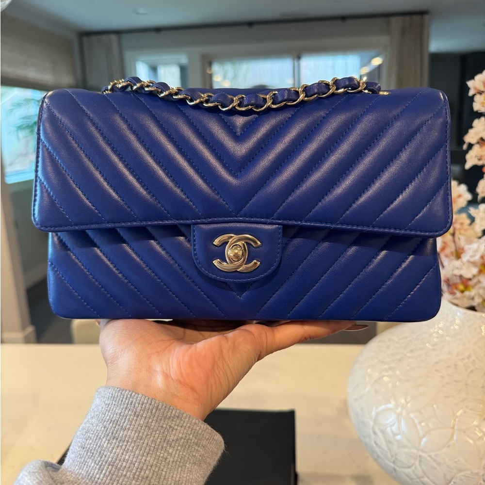 Chanel Classic double flap medium chevron with light gold hardware - Picture 2 of 3